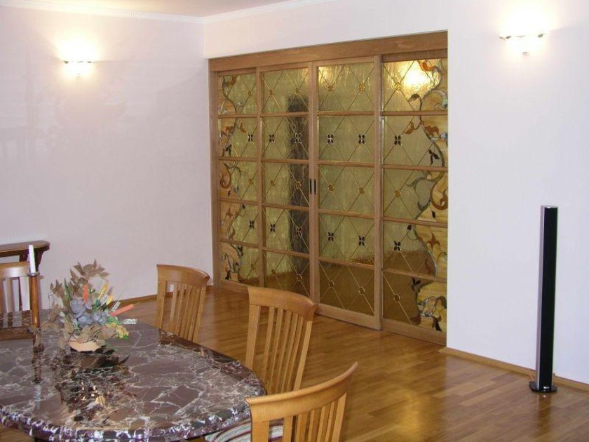 Перегородка для гостиной с цветным стеклом и декоративными вставками Новочеркасск
